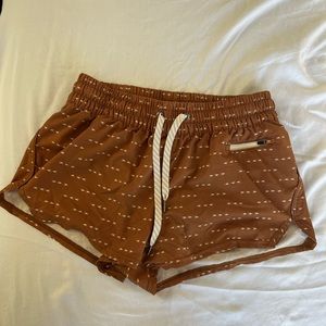 vuori Clementine Shorts In Tumeric Arrows 2.5"